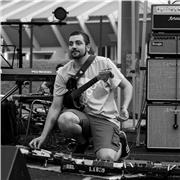 Laureando in chitarra pop/rock al CPM Music Institute, offre lezioni per chitarristi principianti, intermedi e di livello avanzati di tutte le età (Milano e Hinterland) Instagram:@daniele_morina